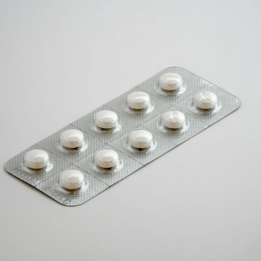 یک ورق قرص سفید روی سطح خاکستری روشن