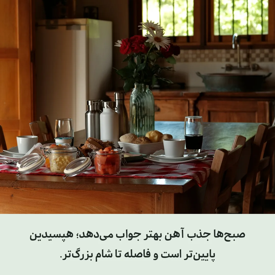 میز صبحانه با غذا و نوشیدنی در آشپزخانه
