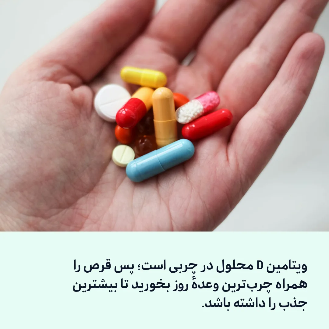 دست پر از قرص و مکمل