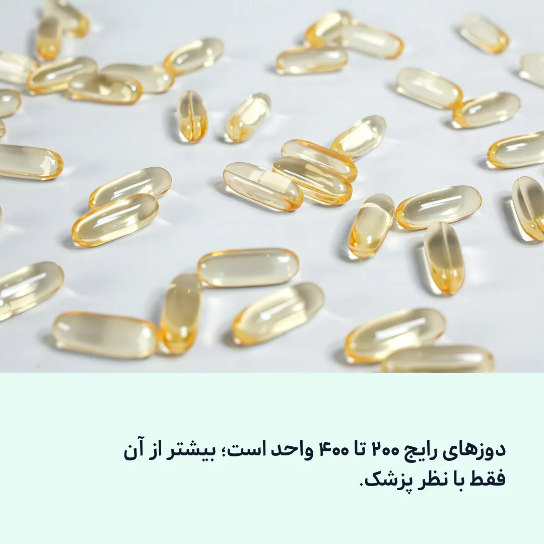 کپسول و لیوان آب روی میز