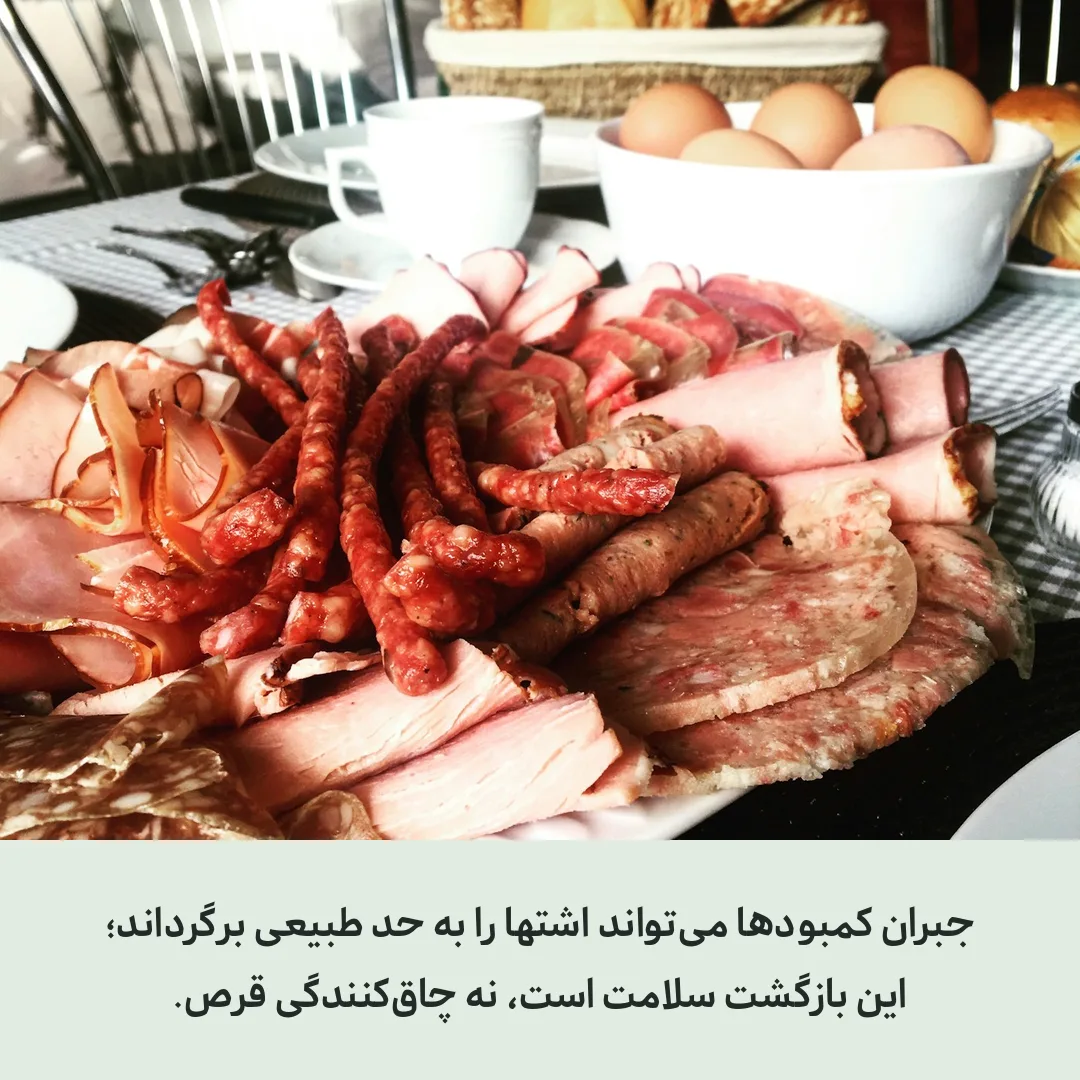 میز غذا با نان، پنیر، مغزها و میوه برای وعدهٔ کامل
