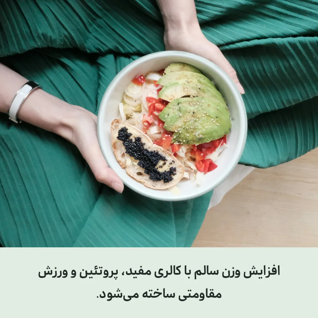 قرص مکمل کنار صبحانه کامل و لیوان شیر روی میز